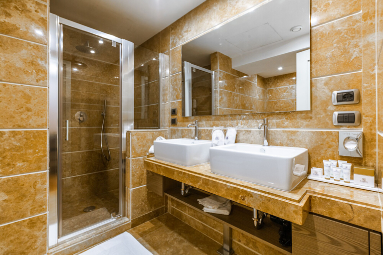 Bathroom 5, Hotel Delle Nazioni, Rome