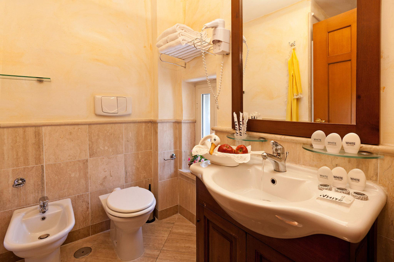 Bathroom, La Fenice Hotel, Rome