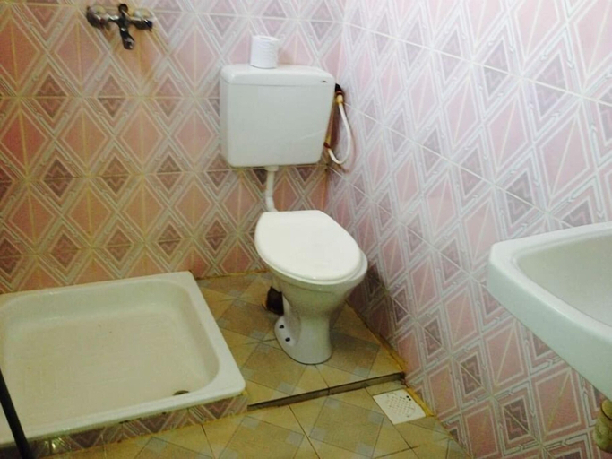 Bathroom, Makunduchi White House Apartment, Kusini
