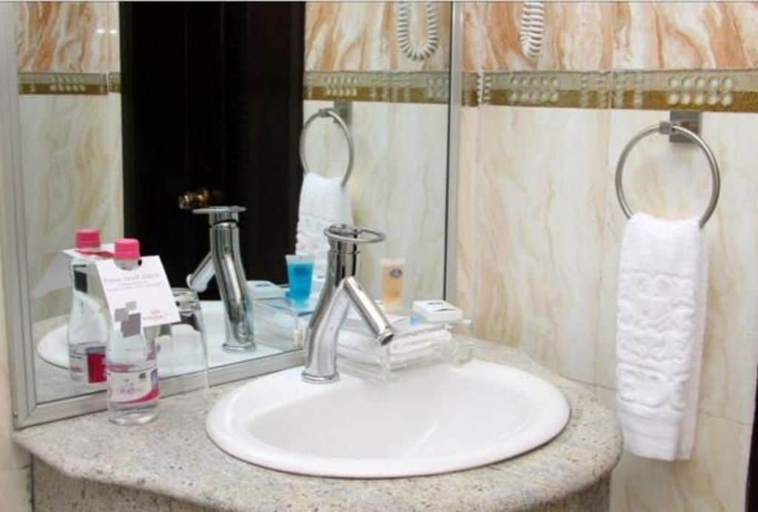 Bathroom 3, Oaklands Hotel Enugu, Enugu North