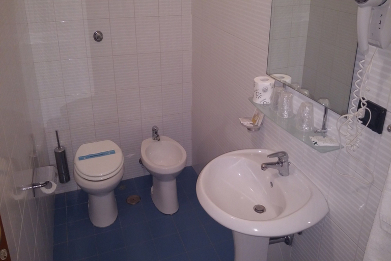 Bathroom 5, Hotel La Casa del Pellegrino, Napoli