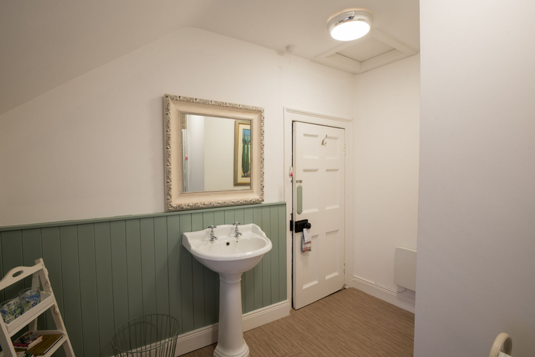 Bathroom 5, Charming 2-bed Apartment in Donegal Town Centre