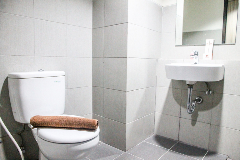 Bathroom 5, Comfy Studio Room Bintaro Icon Apartment, Tangerang Selatan