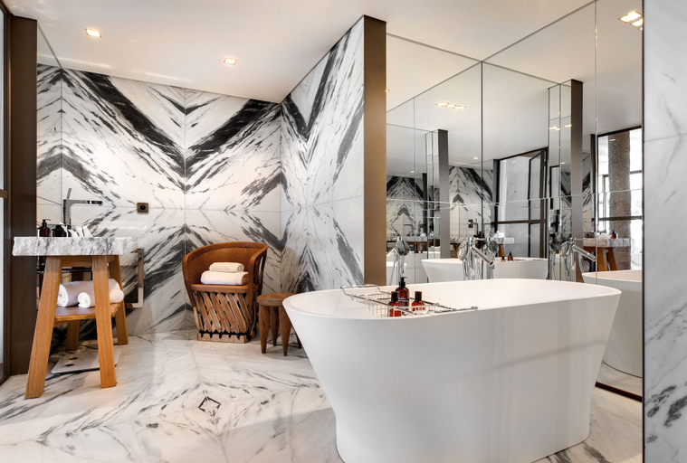 Bathroom 5, Lily of the Valley, Var