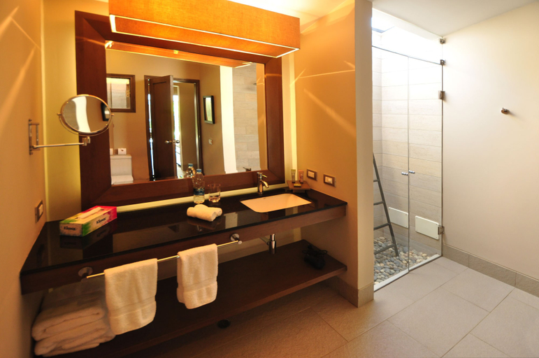 Bathroom 5, Arennas Mancora, Talara