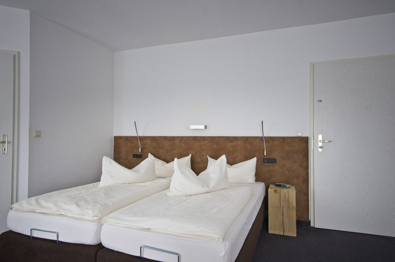 Bedroom 3, Hotel Am Kurpark Späth, Neustadt an der Aisch-Bad Windsheim