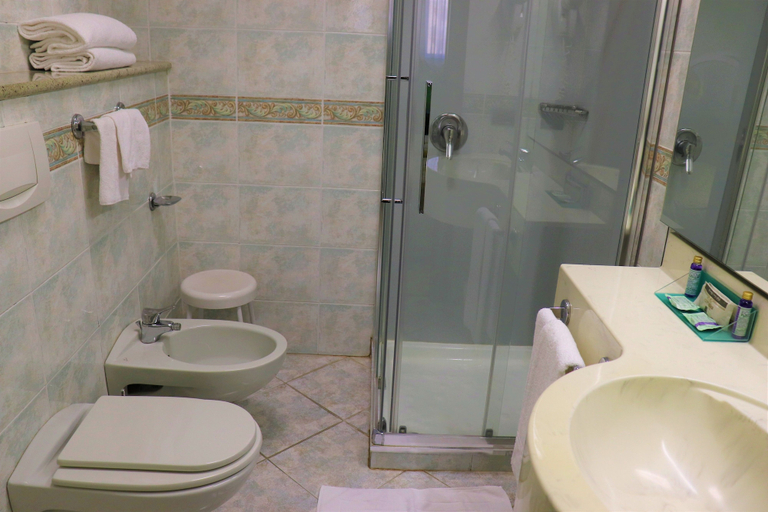 Bathroom 5, Hotel Domenichino, Milano