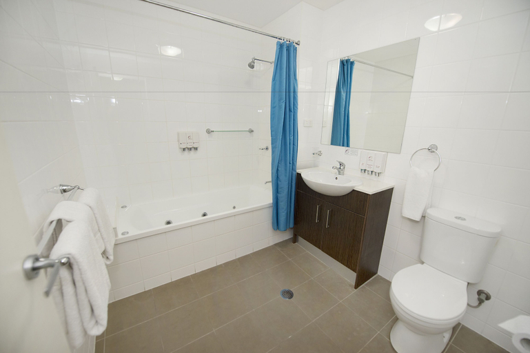 Bathroom 4, Gladstone City Central Apartment Hotel, Gladstone