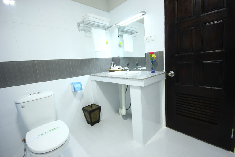 Bathroom 5, Immana Grand Inle Hotel, Taunggye