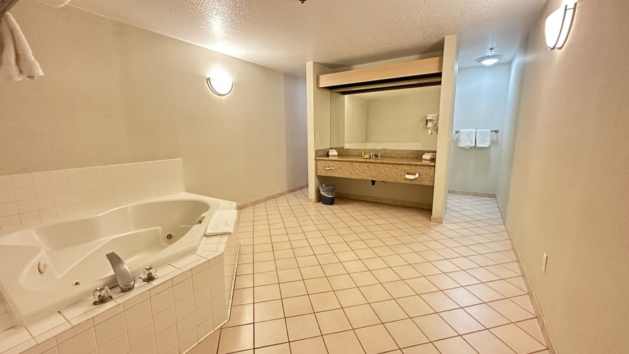 Bathroom 4, Timberland Inn & Suites, Cowlitz