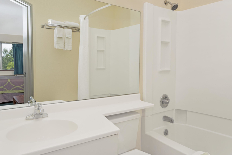 Bathroom 4, Super 8 by Wyndham Windsor, Weld
