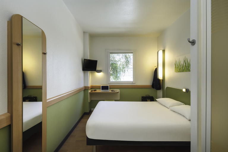 Bedroom 3, ibis budget Caen Porte de Bretagne, Calvados