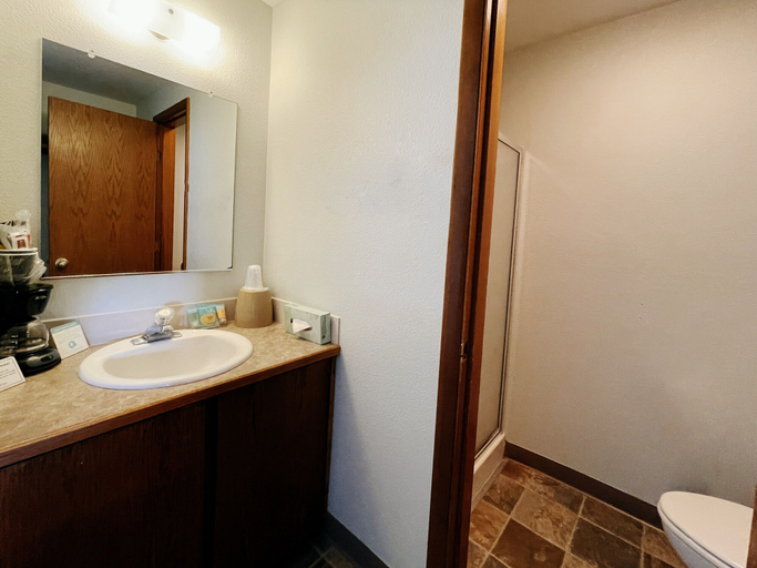Bathroom 4, The Sandcastle Beachfront Hotel, Lincoln