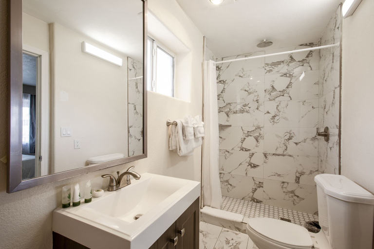 Bathroom 4, Hotel Aspen InnSuites Flagstaff/Grand Canyon, Coconino