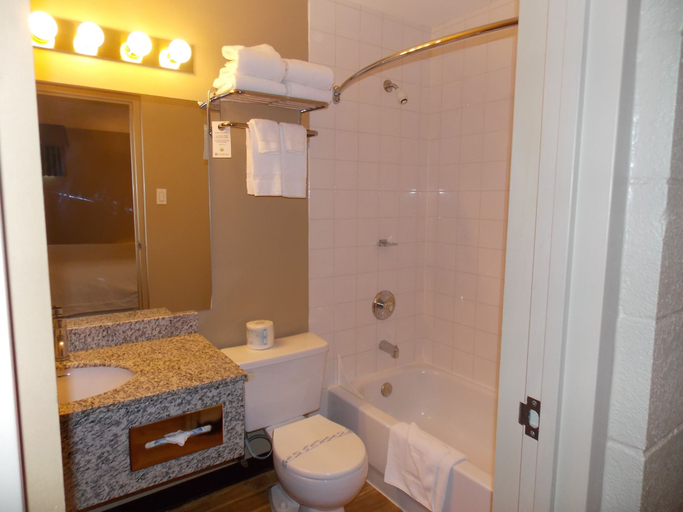 Bathroom 3, Stonebridge Hotel, Division No. 16