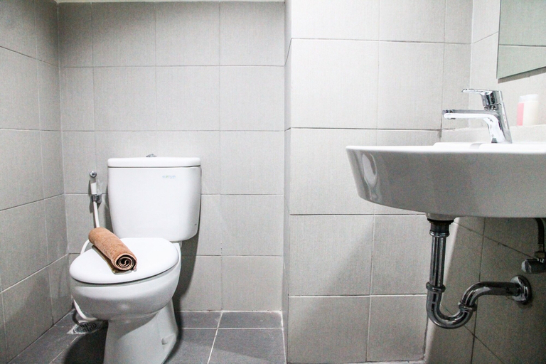 Bathroom 5, Comfy Studio Room Bintaro Icon Apartment, Tangerang Selatan