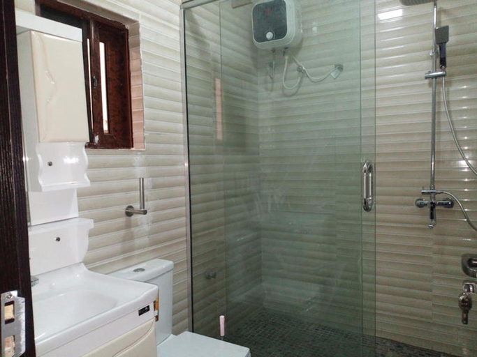 Bathroom 3, White Court View Hotel, Ikeja