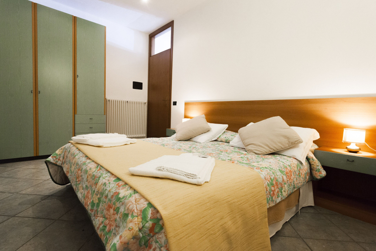 Bedroom 2, Taki Village Hotel, Verona