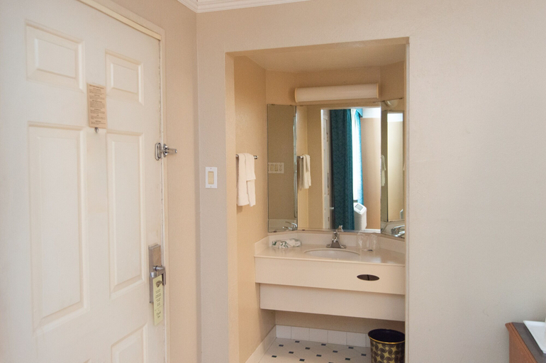 Bathroom 5, America's Inn - Houston, Houston