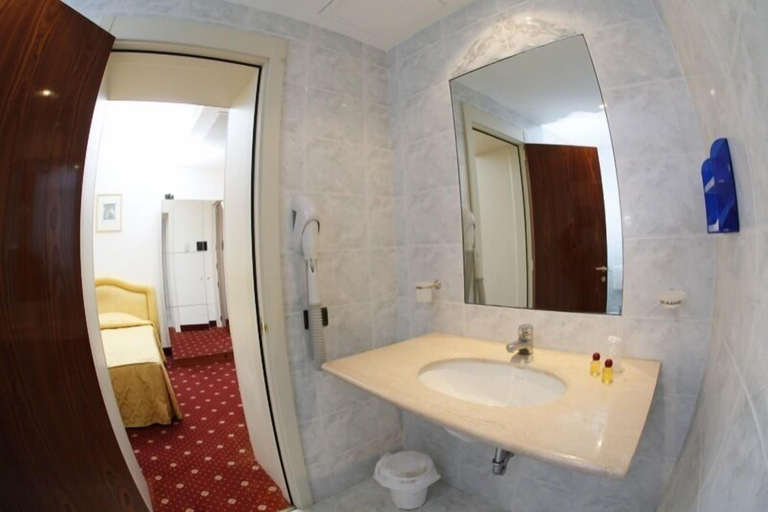 Bathroom 4, Grande Albergo Internazionale, Brindisi