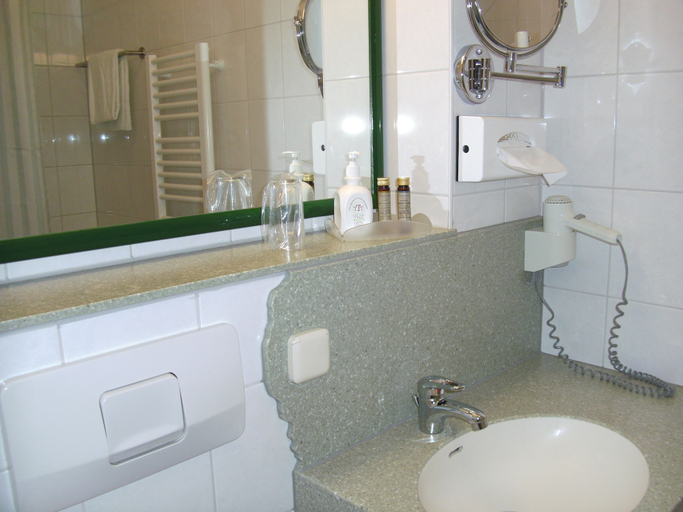 Bathroom 5, Hotel Kastanienhof, Erding