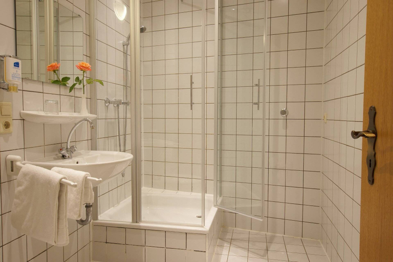 Bathroom 5, Bed & Breakfast am Luisenplatz, Potsdam