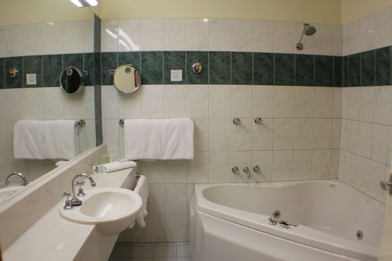 Bathroom 5, Gateway on Monash Boutique Hotel, Melbourne