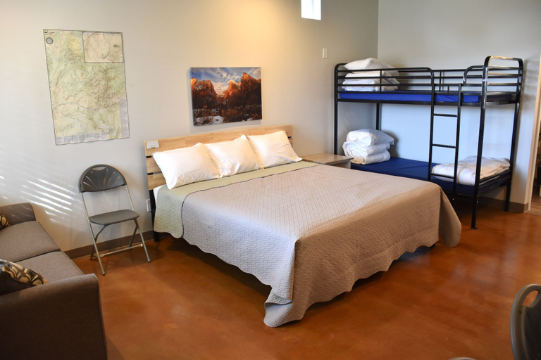 Bedroom 3, Zion's Camp and Cottages, Washington