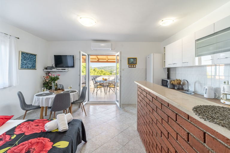 Others 3, Apartment Vesna, Milna