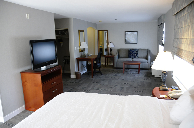 Bedroom 4, Hampton Inn & Suites Redding, Shasta