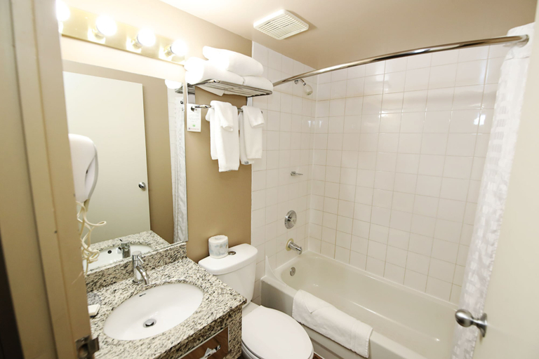 Bathroom 3, Stonebridge Hotel, Division No. 16