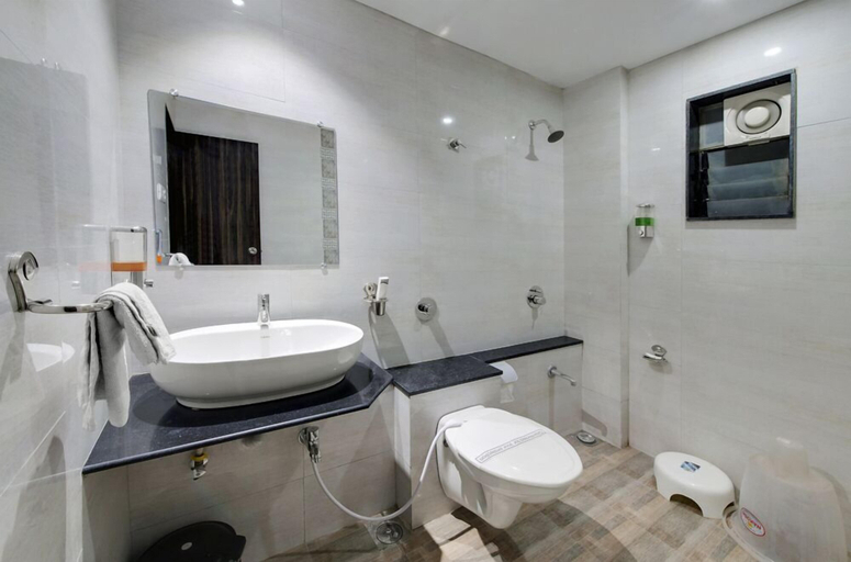 Bathroom 4, Hotel Shital Inn, Ahmadabad