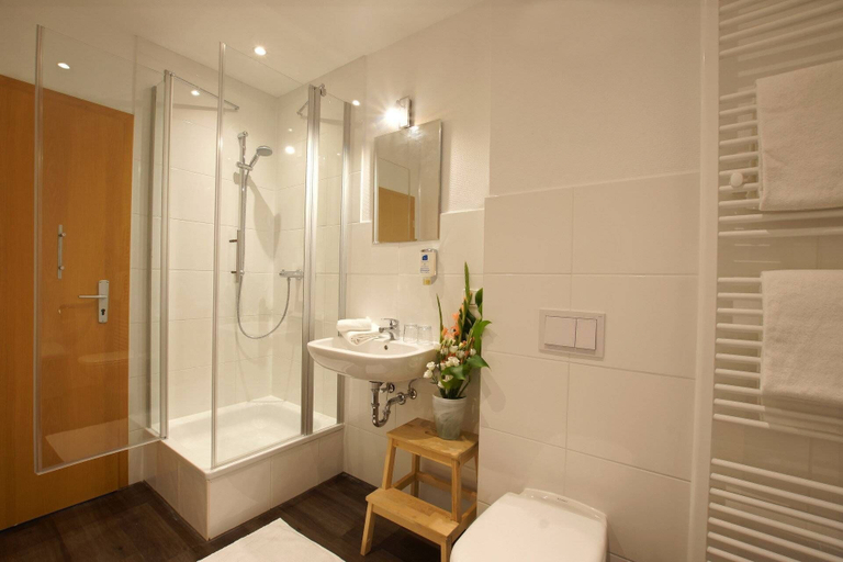 Bathroom 5, Bed & Breakfast am Luisenplatz, Potsdam