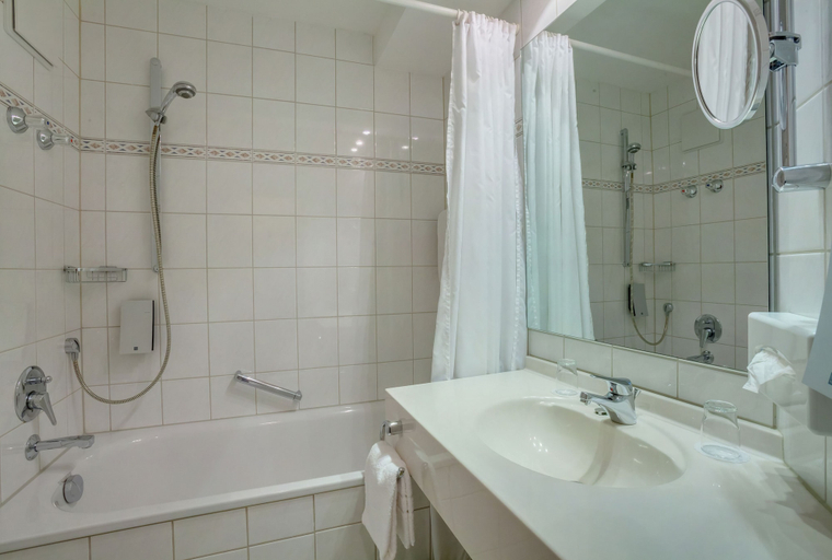 Bathroom 5, Berghotel Hammersbach, Sure Hotel Collection by Best Western, Garmisch-Partenkirchen
