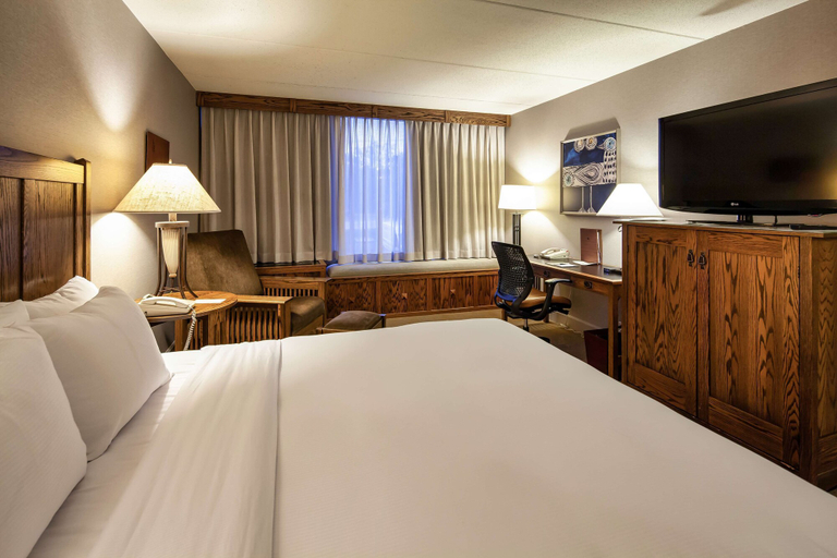 Bedroom 3, DoubleTree by Hilton Libertyville - Mundelein, Lake