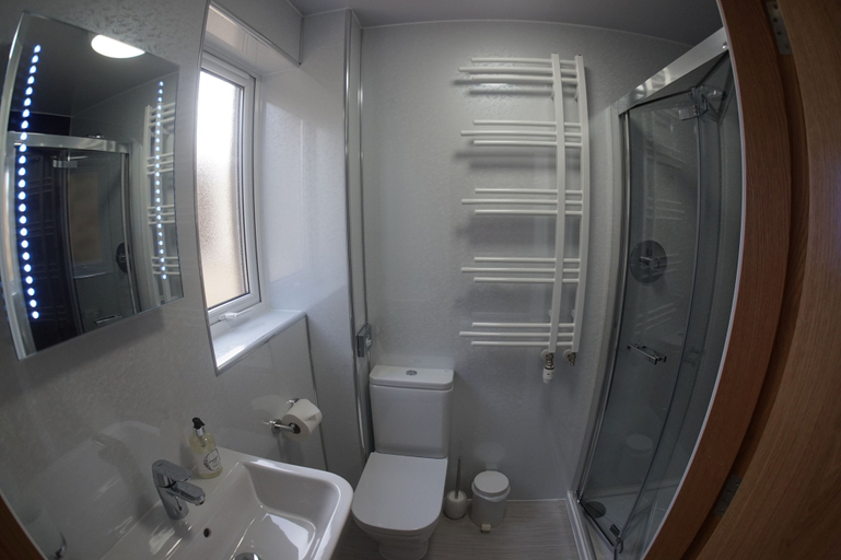 Bathroom 4, Karrawa Guest House, Orkney Islands