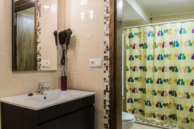 Bathroom 3, Portantiqua Guest House, Góis