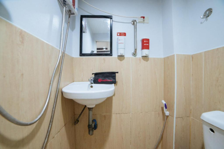 Bathroom 5, RedDoorz near San Juanico Bridge, Tacloban City