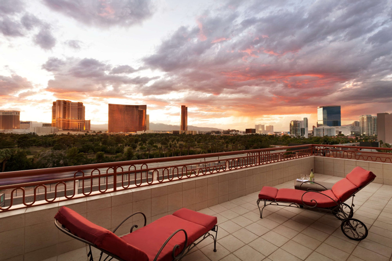 Exterior & Views 4