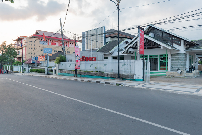 Exterior & Views 2, RedDoorz @ Jalan R.E. Martadinata Sukabumi, Sukabumi