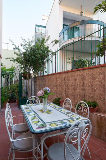 Others 5, Holiday House The Red Cat, Napoli