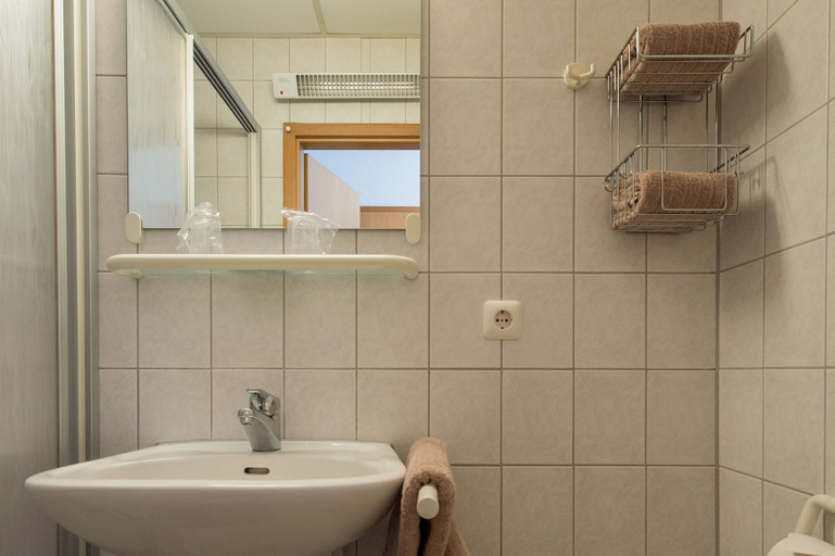 Bathroom 5, Hotel Restaurant Schwyzerhuesli, Bergstraße