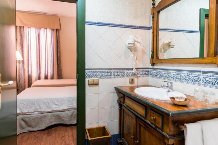 Bathroom 4, Hotel Plaza Nueva, Granada