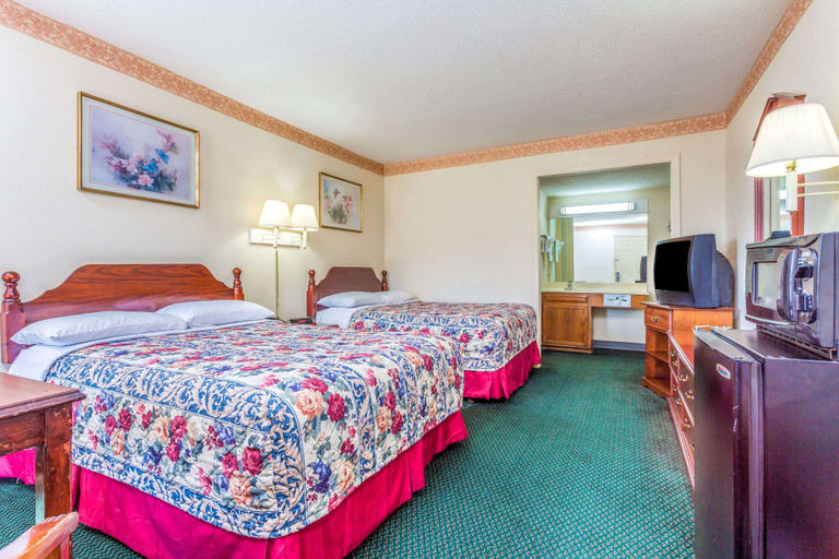 Bedroom 2, Days Inn By Wyndham Cornelia, Habersham