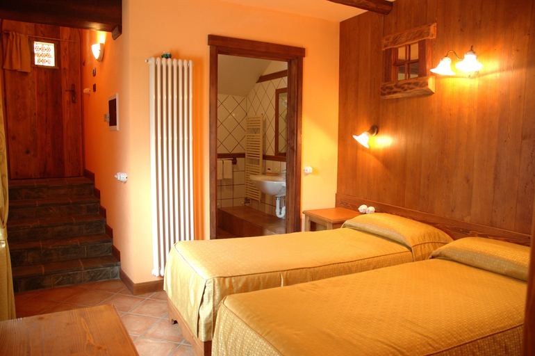 Bedroom 2, B&B Le Village, Aosta