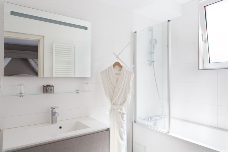 Bathroom 5, La Terrasse, Nord