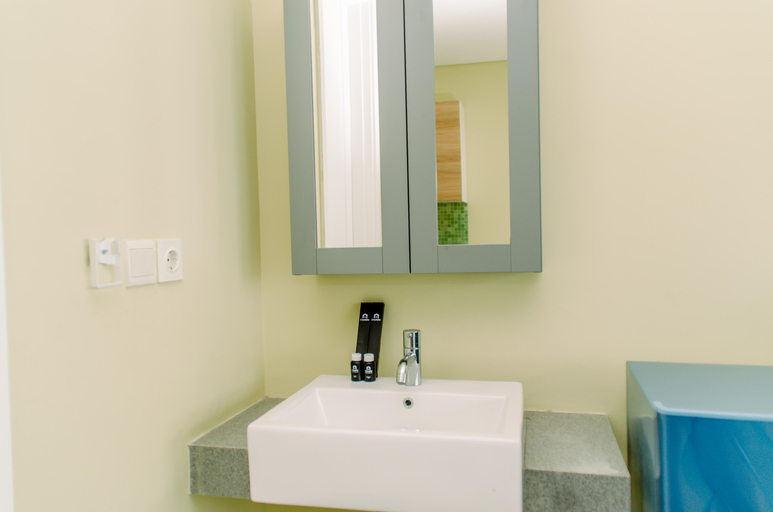 Bathroom 3, Elegant and Comfy Studio at Paddington Heights Apartment By Travelio, Tangerang