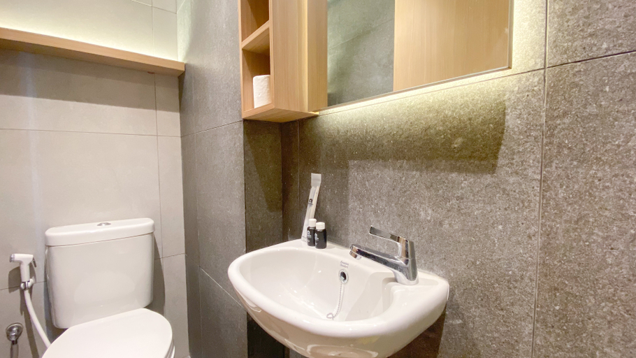 Bathroom 5, Homey Studio Room Tokyo Riverside PIK 2 Apartment By Travelio, Tangerang