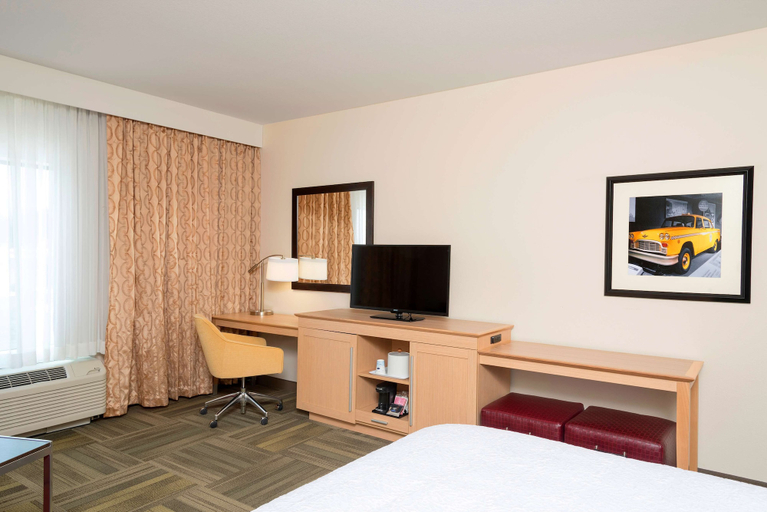 Bedroom 3, Hampton Inn Kalamazoo, Kalamazoo