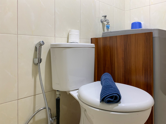 Bathroom 5, Comfort 2BR at Vittoria Residence Apartment By Travelio, Jakarta Barat
